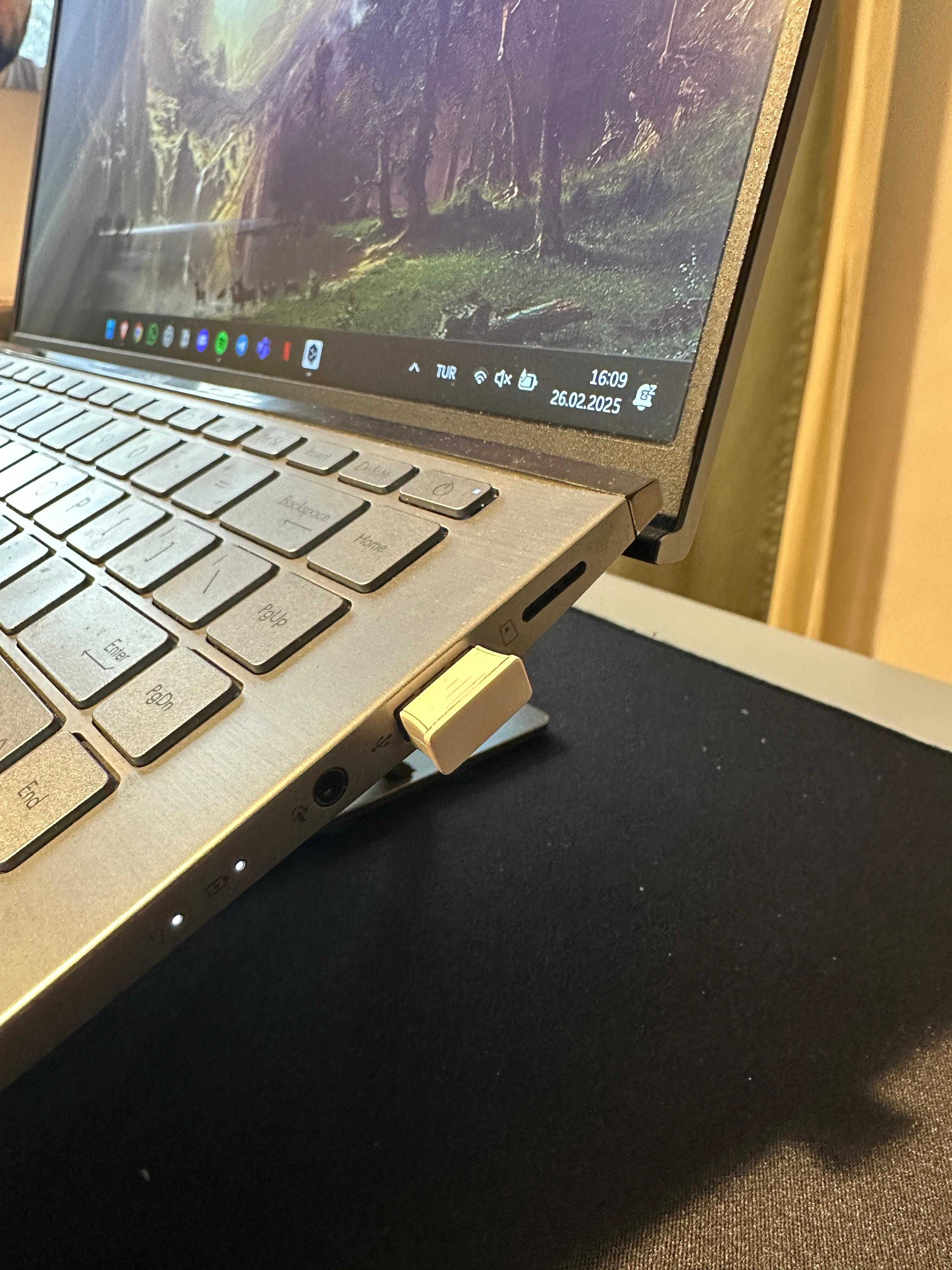 ASUS Zenbook 14 Q407I -AMD R5/8GB/256/MX350/Win11-