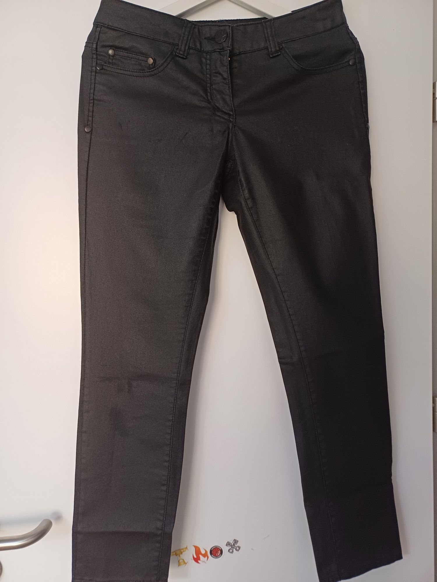 Czarne woskowane spodnie 36