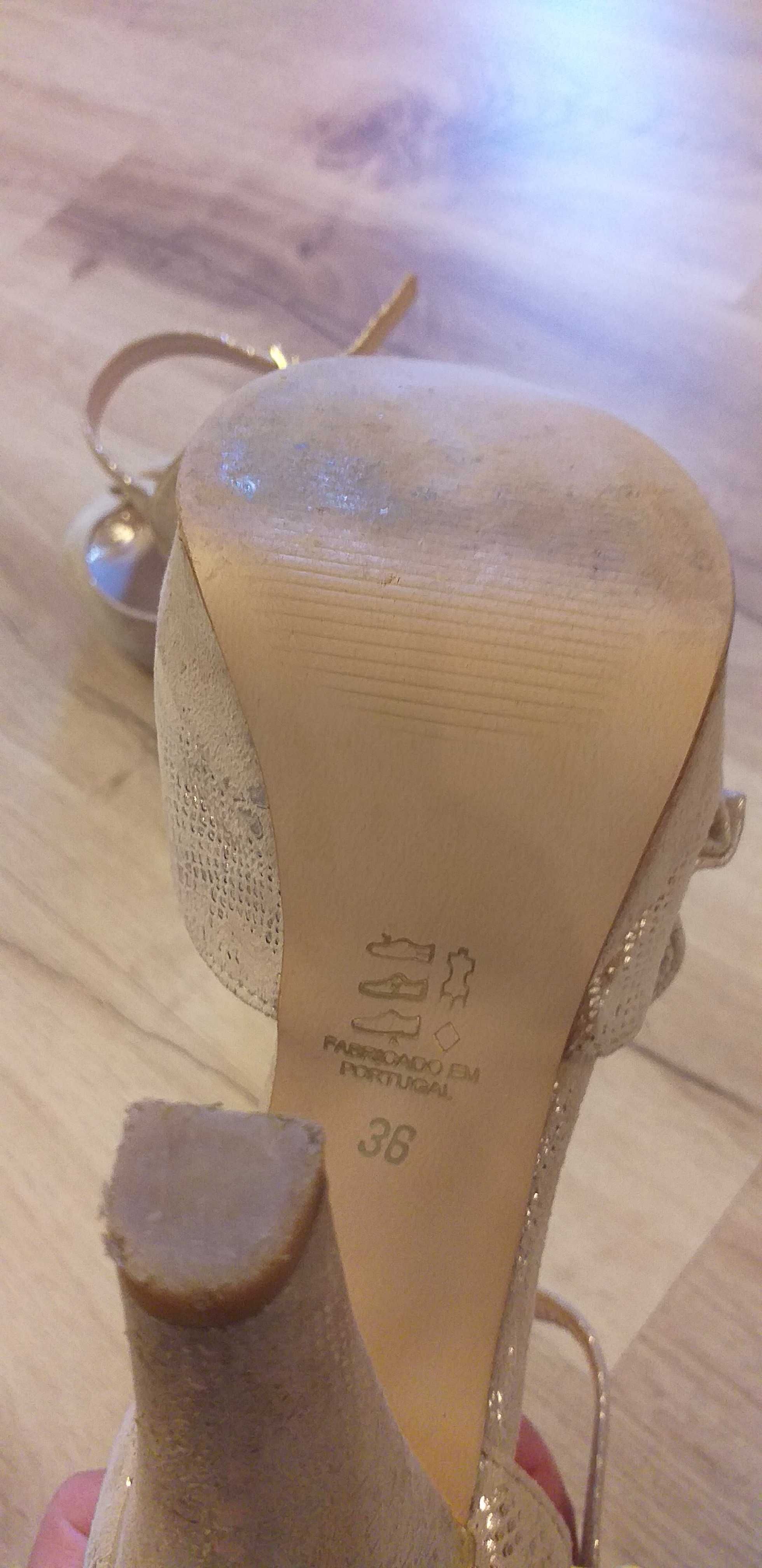 Sapatos dourados cerimónia