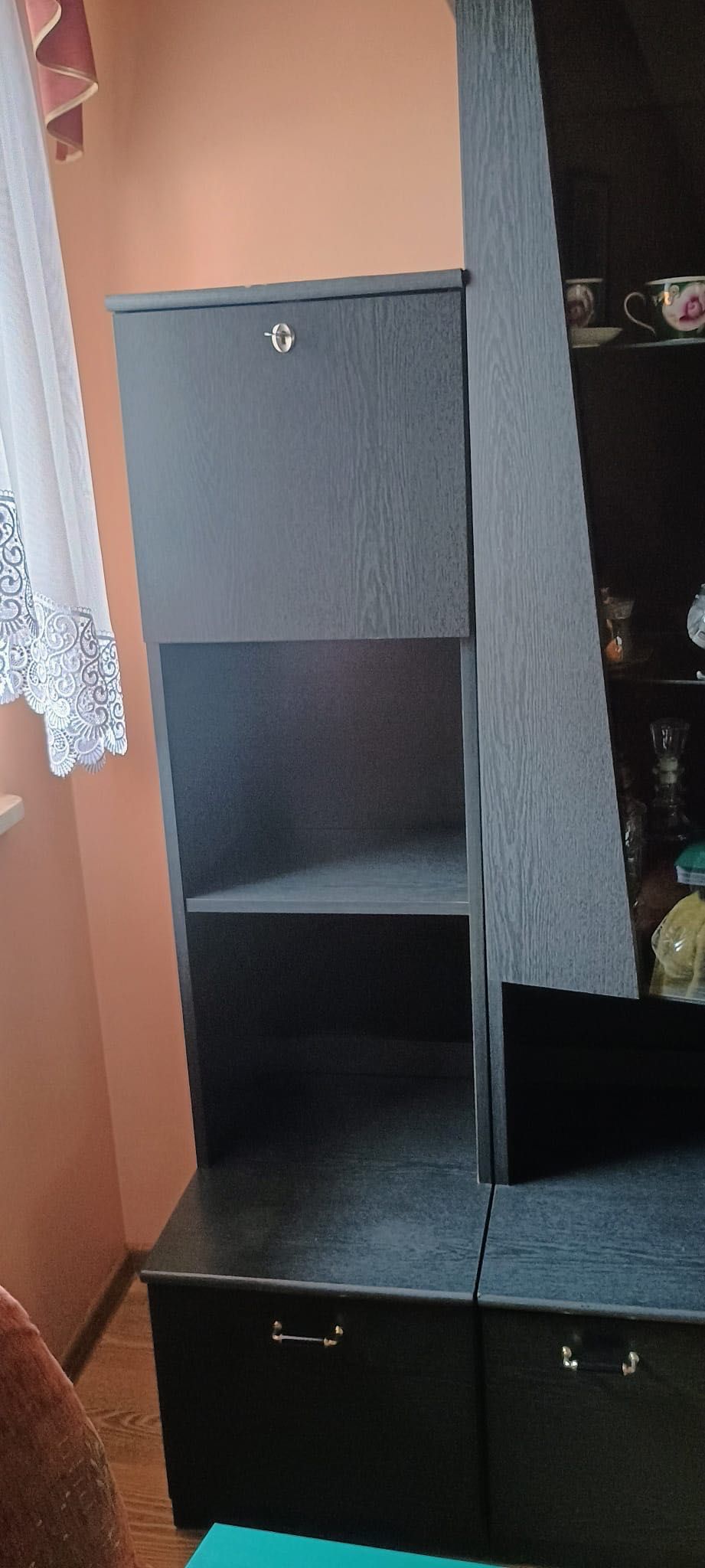 Zestaw mebli czarnych z witryną