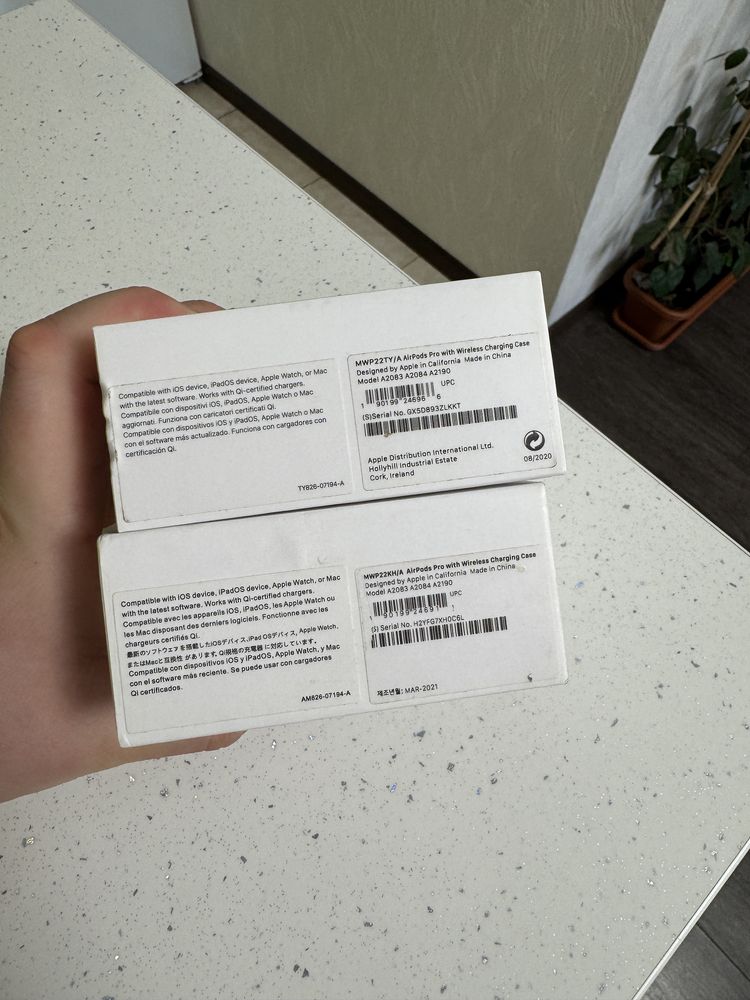 AirPods Pro 1. З футляром який підтримую бездротову зарядку.