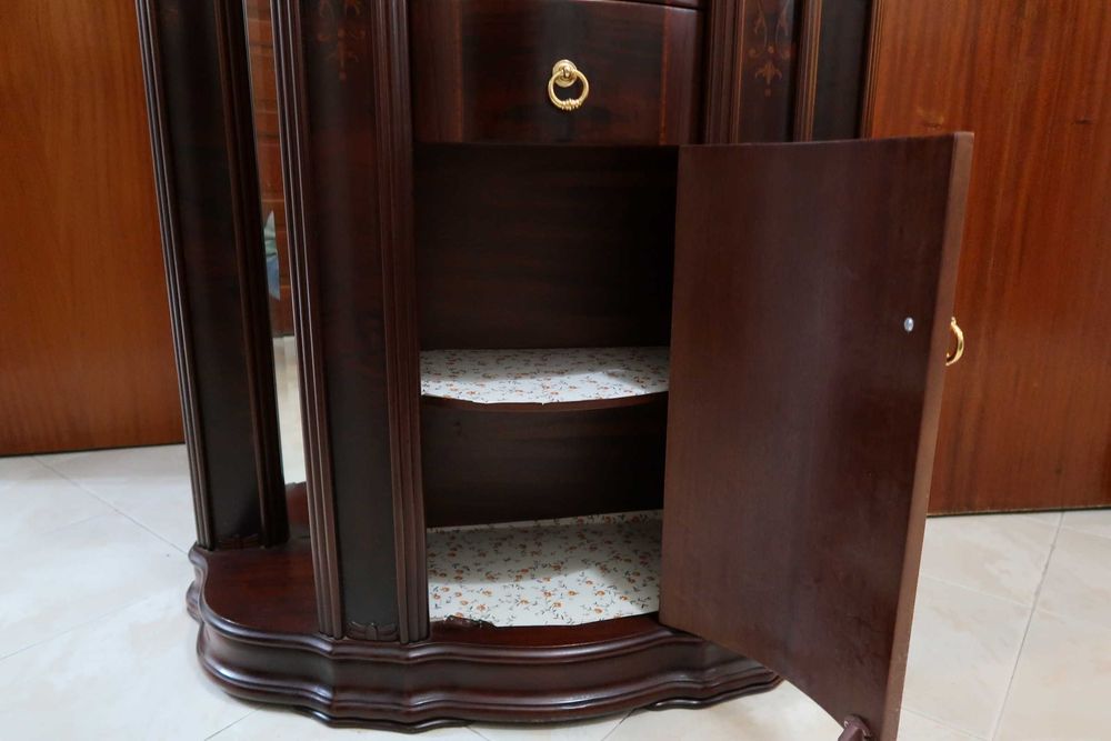 Móvel de Entrada em Mogno