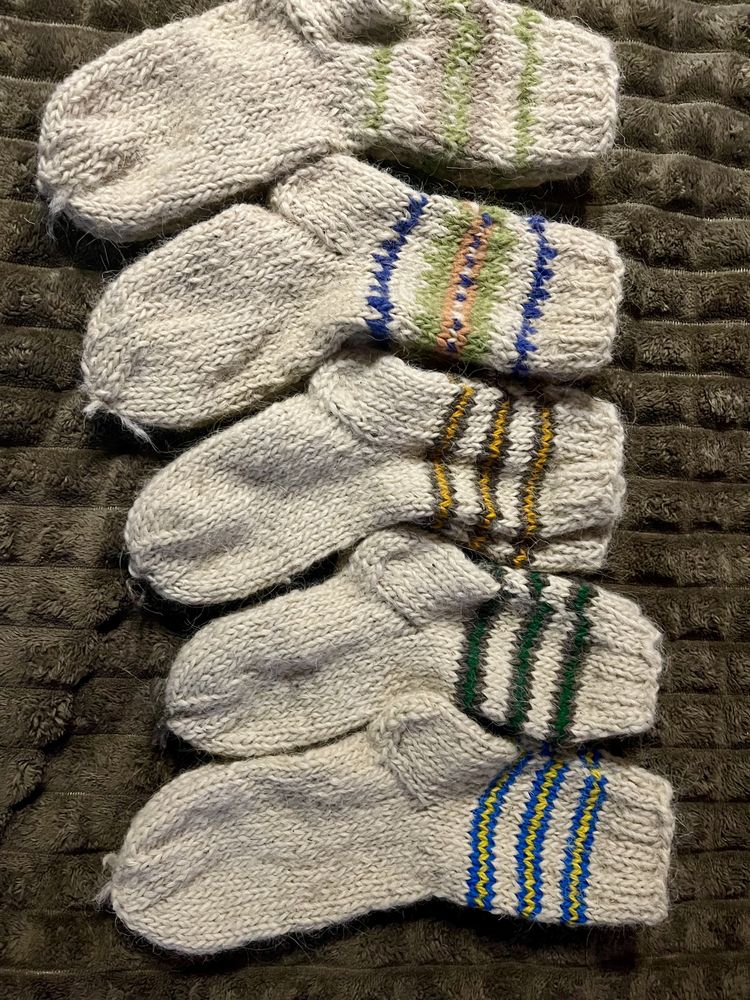 Вовняні вʼязані шкарпетки різних розмірів