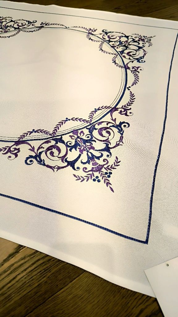Elegancki haftowany obrus 85x85 cm – klasyczna dekoracja stołu