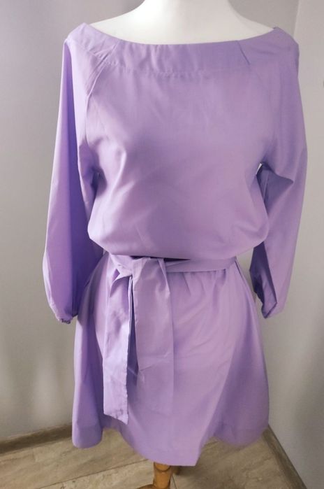 Sukienka z rozcięciem na plecach paskiem