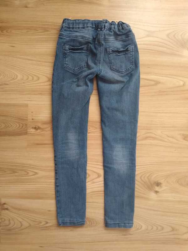 Ocieplane spodnie jeansowe C&A z haftem 140 cm