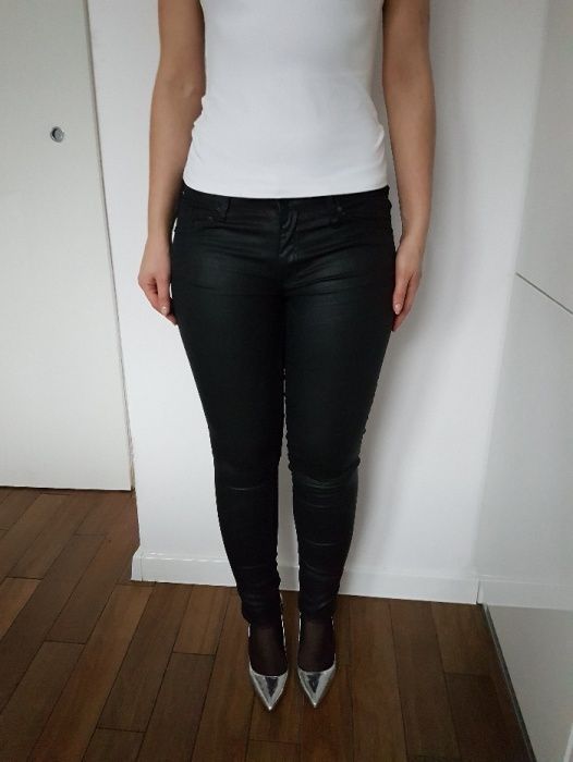 Woskowe spodnie jeansy rurki H&M Conscious 40 'skórzane' połysk skóra
