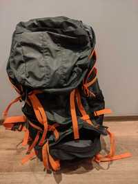 Plecak typu górski trekkingowy regulowany z pokrowcem przeciwdeszcz.
