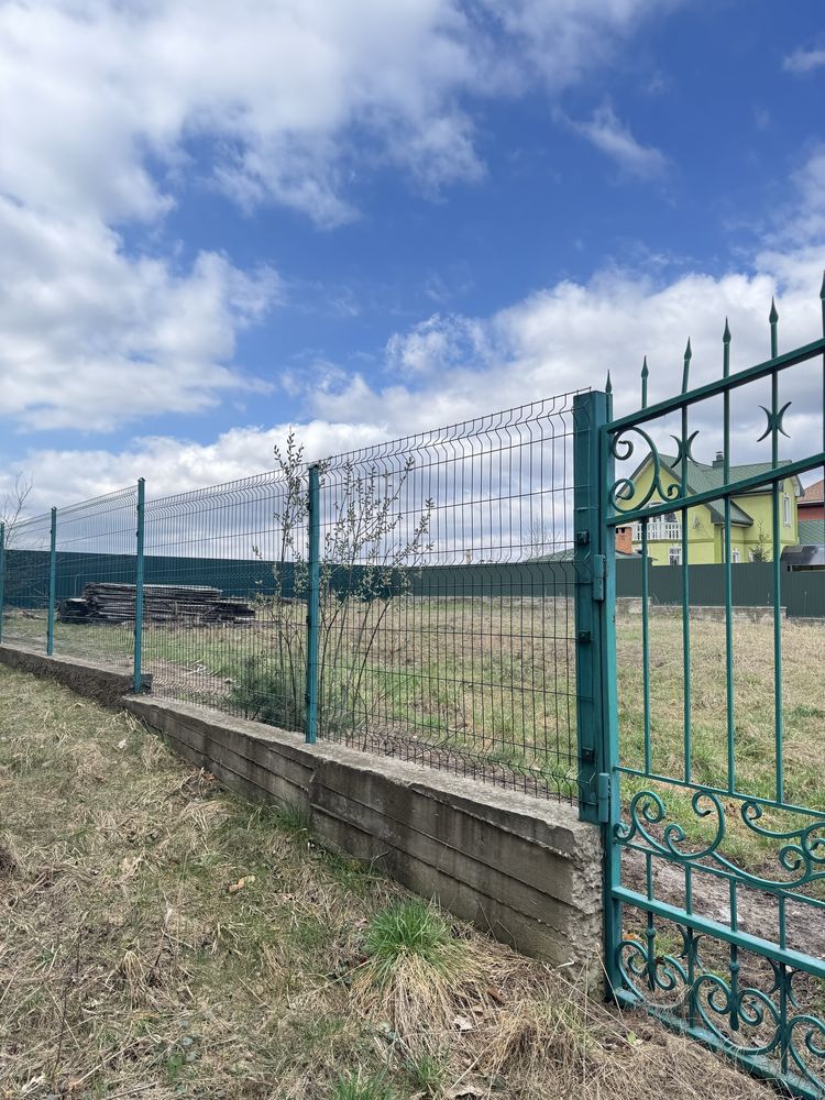 Продається земельна ділянка фасадна Тетерівка, обгороджена забором.