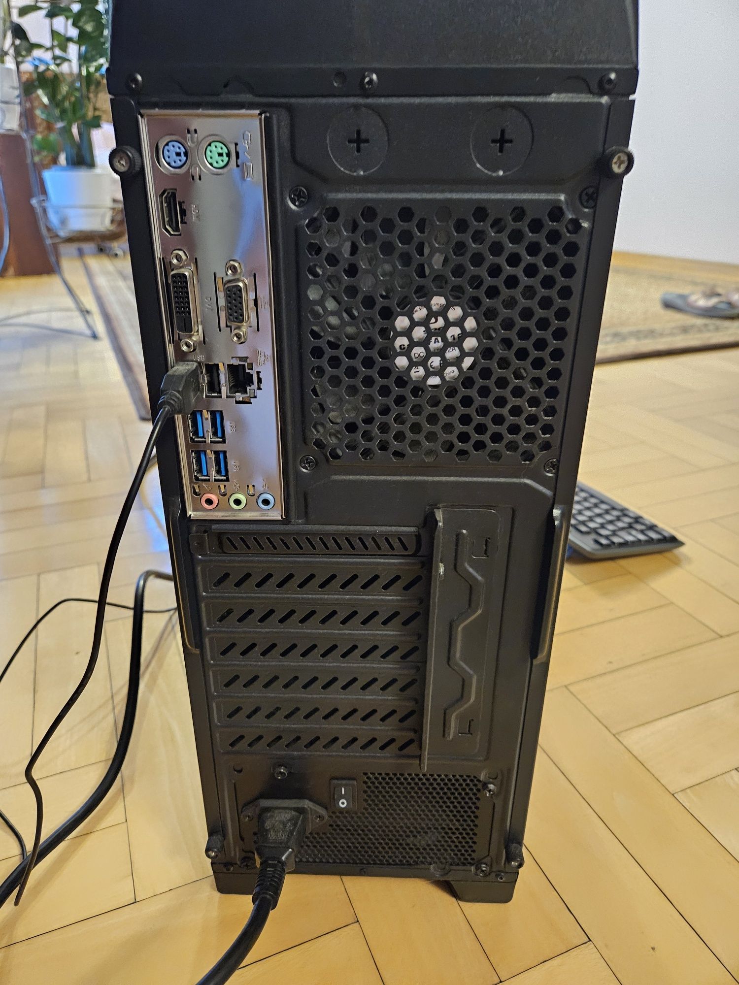 Komputer Asus i5 8GB x64 wraz z monitorem