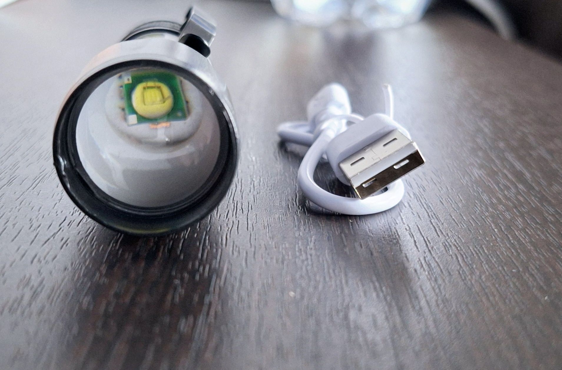 Водонепроникний ліхтарик з USB