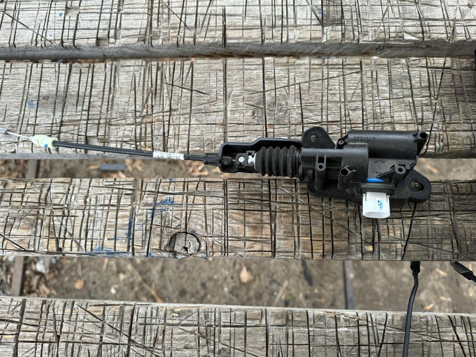 Tesla Model Y актуатор капота привод замка капота оригинал разборка