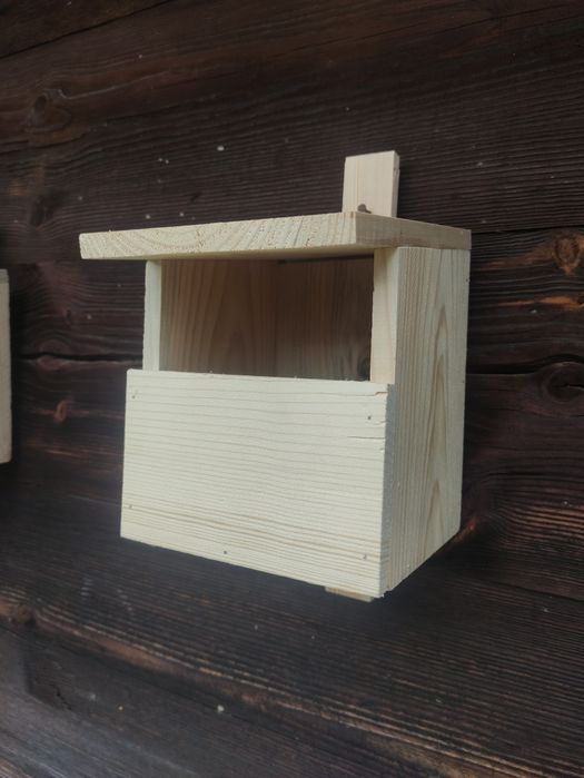 Budka legowa dla ptaków półotwarta