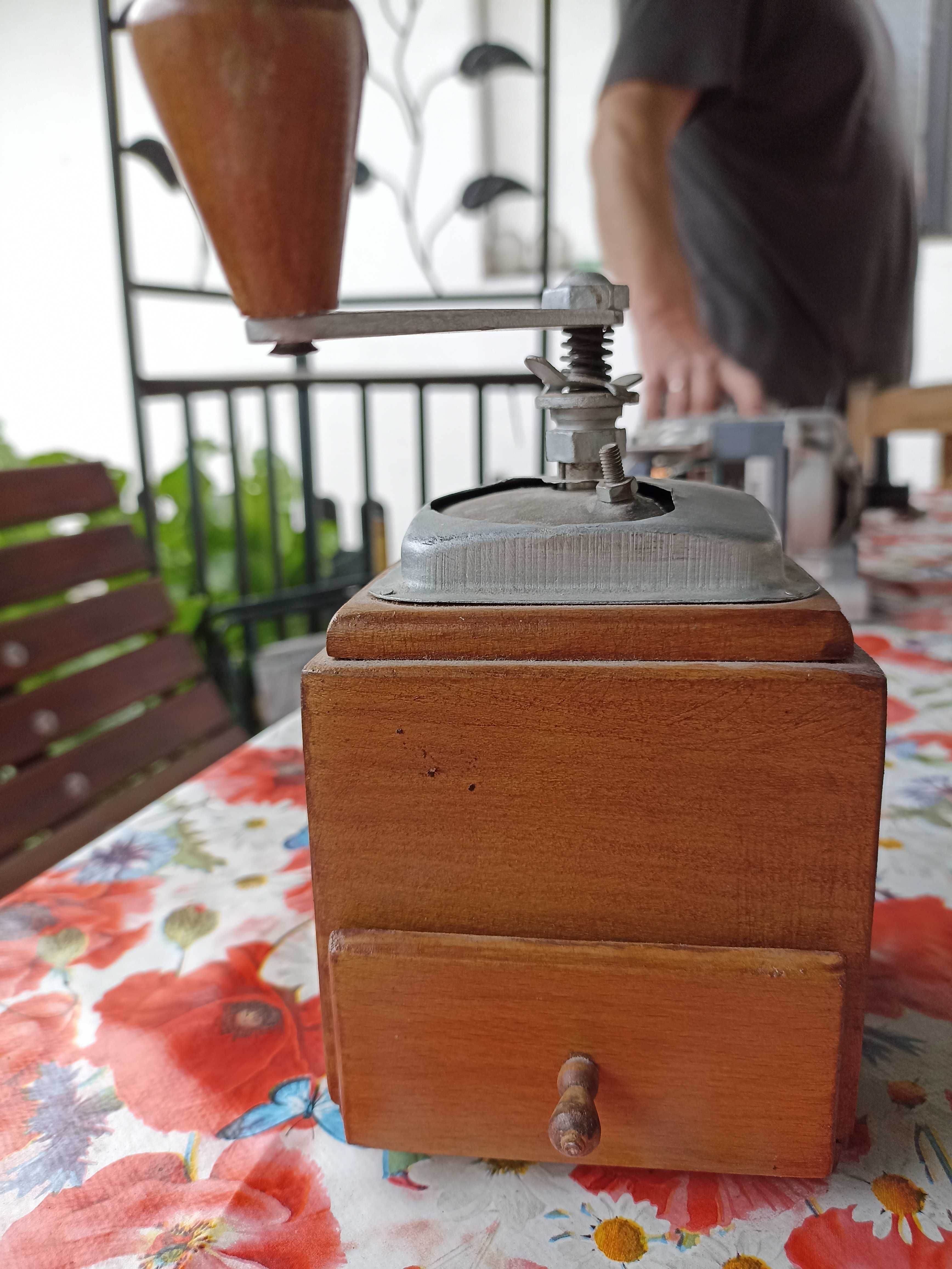 Młynek do mielenia kawy i przypraw – stylizowany na retro.
