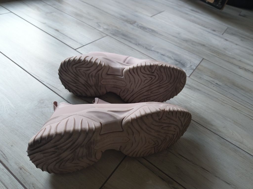 Różowe sneakersy Reserved
