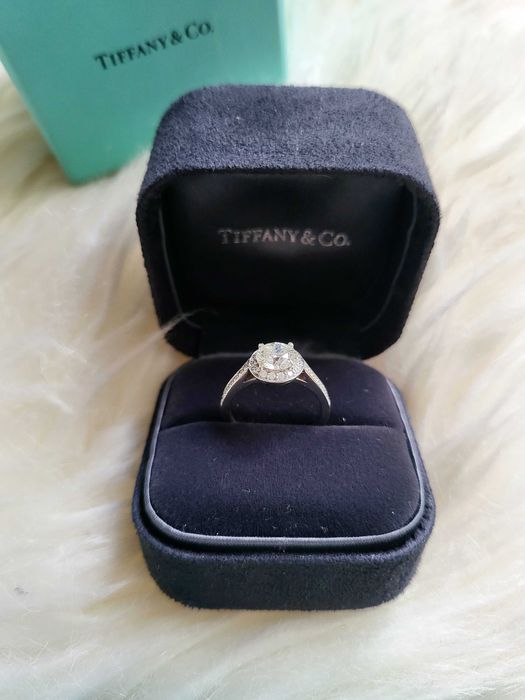 Pierścionek zaręczynowy Tiffany z diamentem