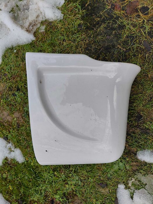 Umywalka łazienkowa z osłoną syfonu