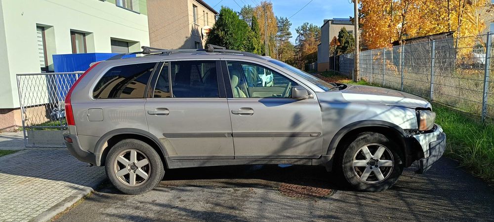 Samochód Volvo XC90, silnik 2.4l; z instalacją gazową; na chodzie