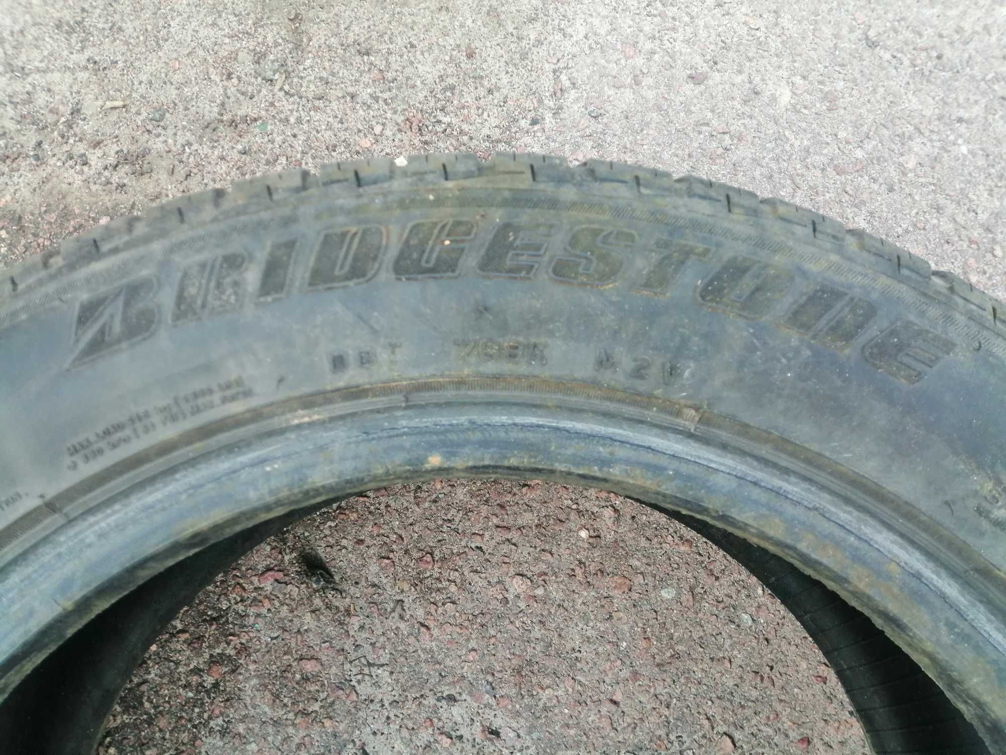 Продам две зимние шины Бриджстоун  размер 205/55  R16