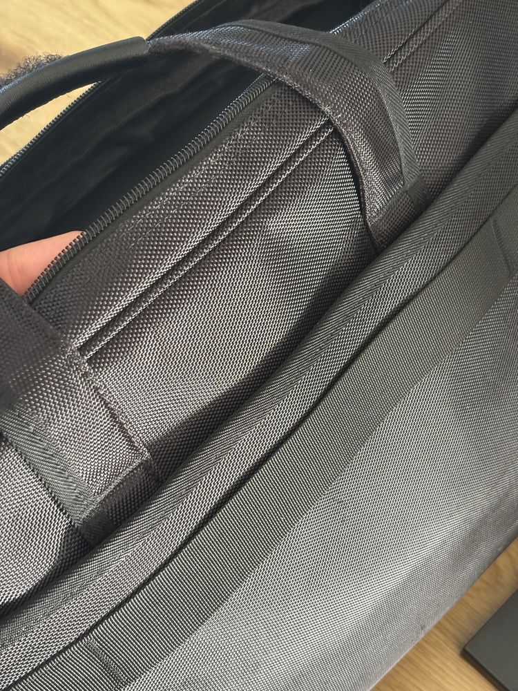 Minimalistyczna i pakowna torba na laptopa 17 cali
