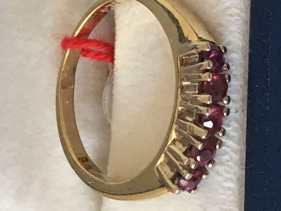 Złoty pierścionek z rubinami