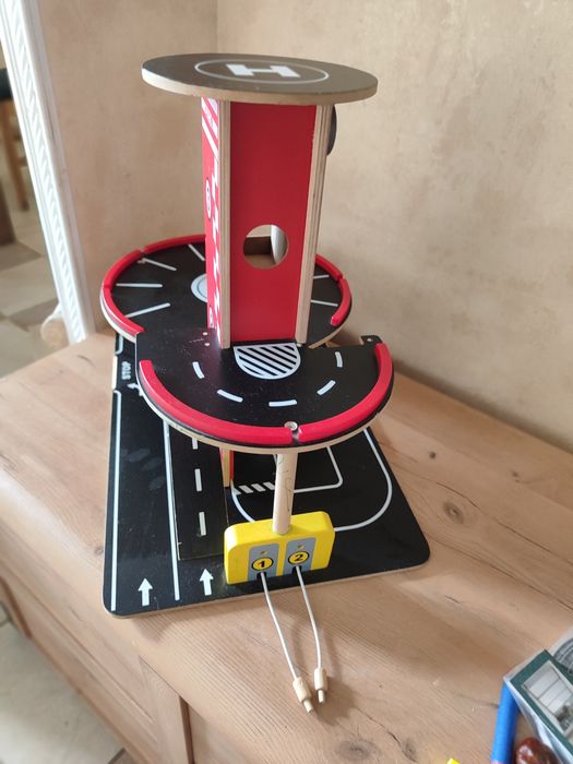 Дерев'яний гараж, паркінг Hape з ліфтом(є нюанси)