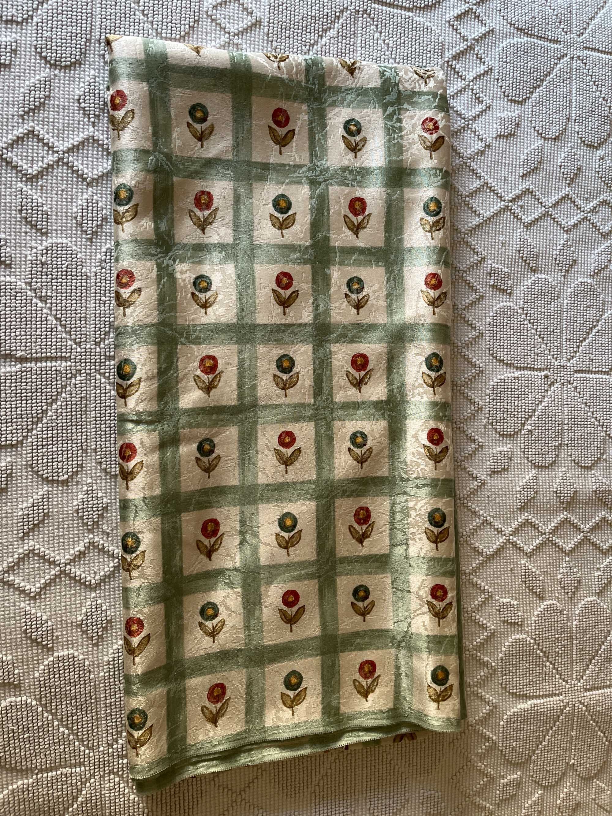 Tecido com Flores Vintage
