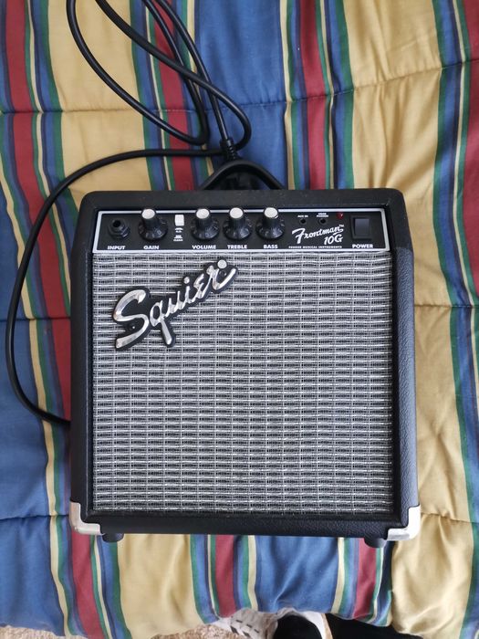 Guitarra Squier Stratocaster, Amplificador e Pedaleira Zoom G1 Four