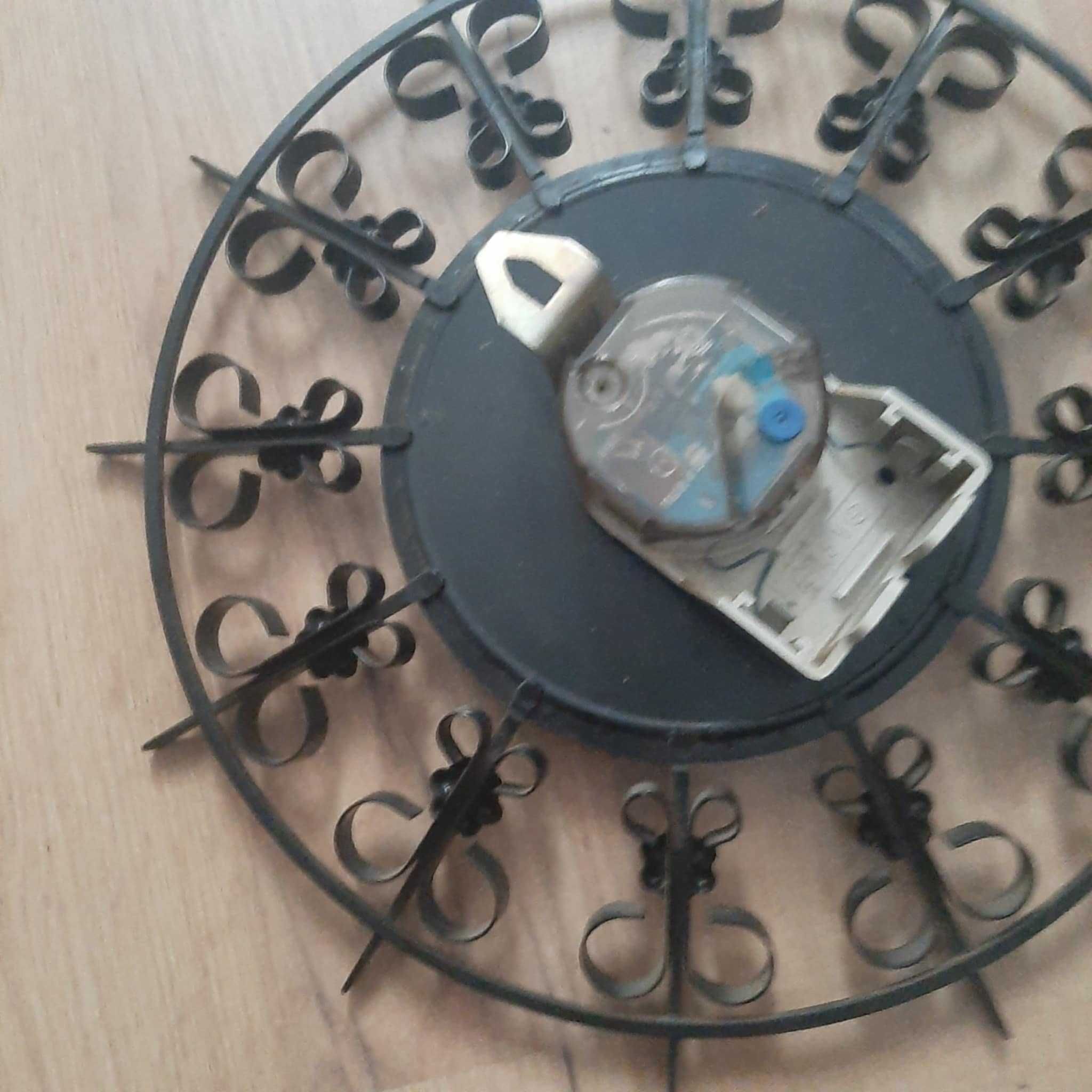 Metalowy zegar  WEIMAR QUARTZ produkcji DDR