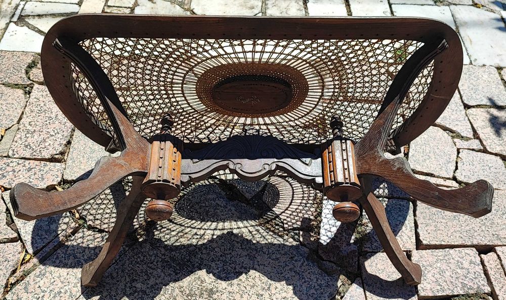 Mesa com tampo em palha muito antiga