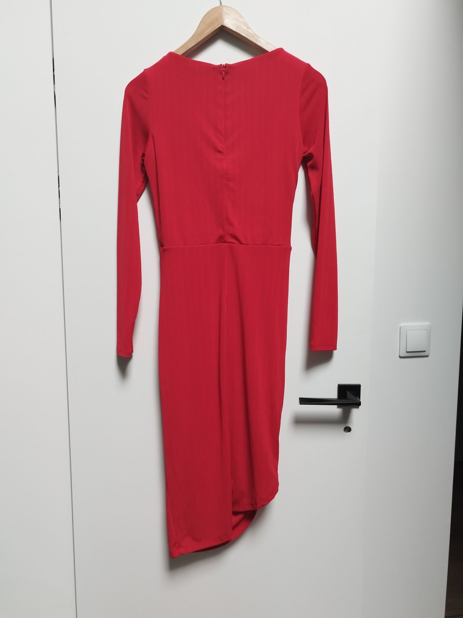 Sukienka midi 7 8 czerwona dopasowana długi rękaw wesele drapowania S