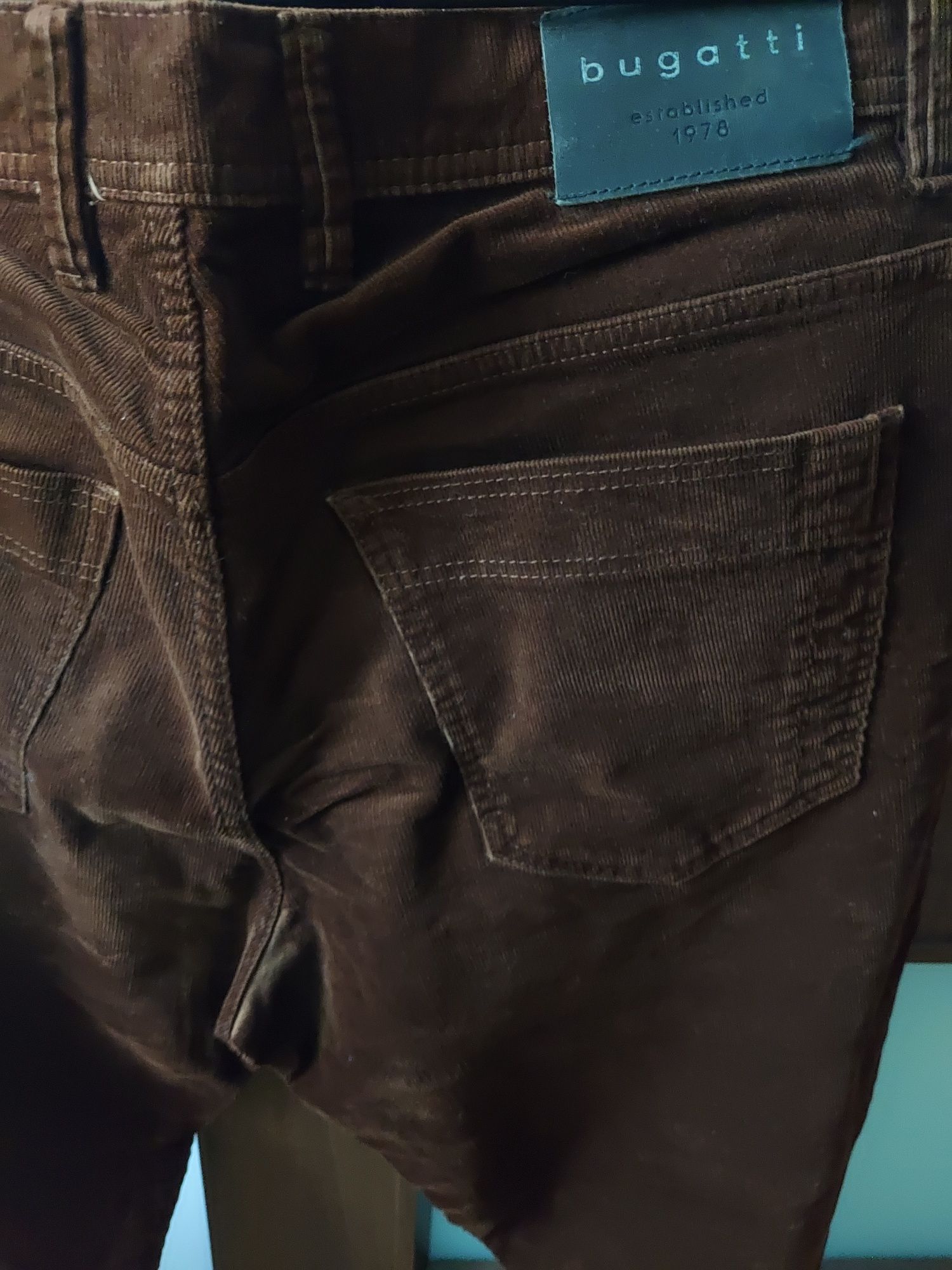 Markowe spodnie jeans z kieszeniami brązowe Bugatti modernstyle Madrid