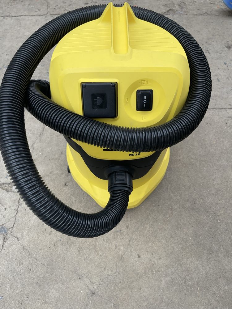 Пилосос Karcher.