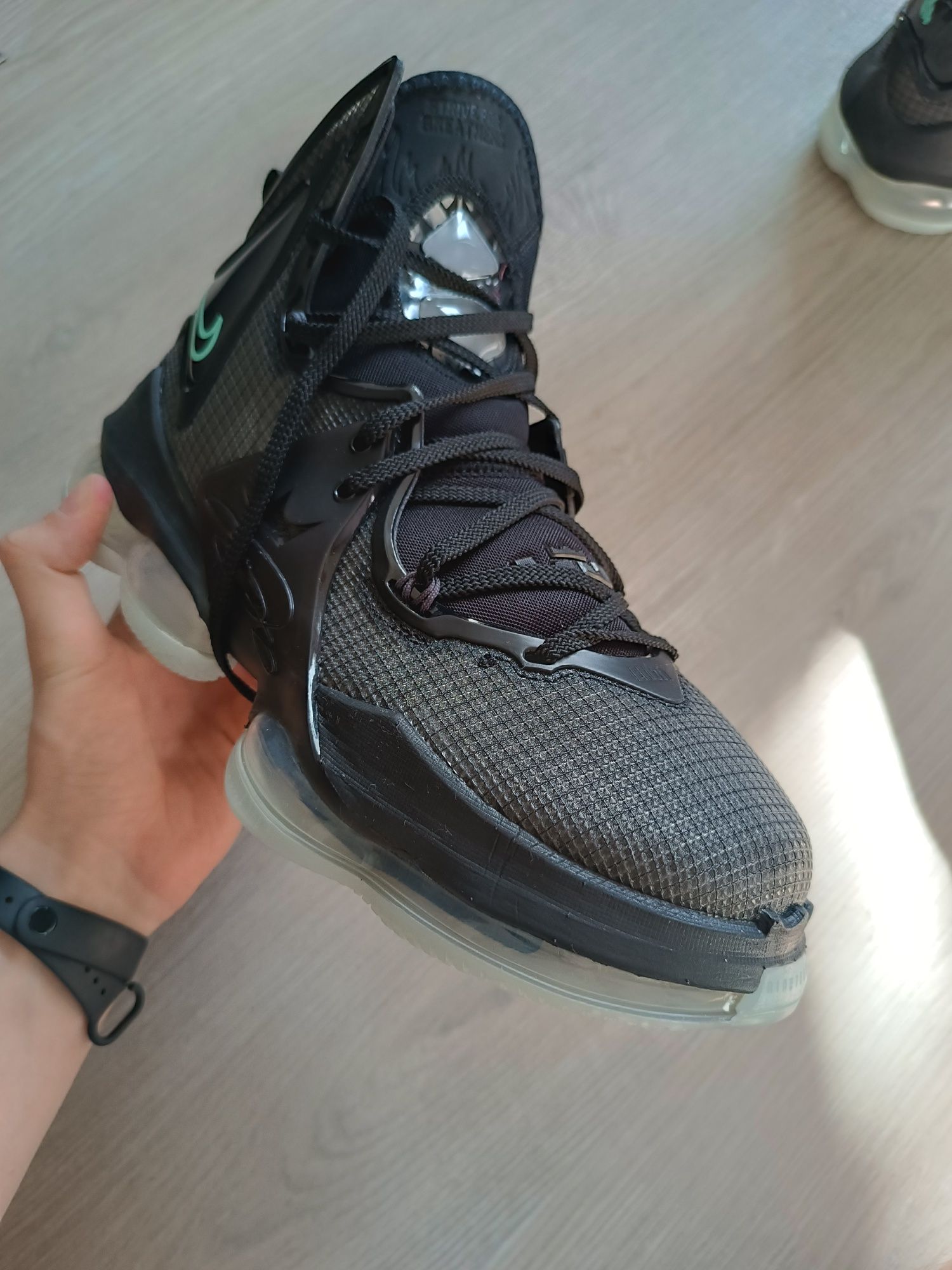 Продам кросівки Nike LeBron 19 black green glow black