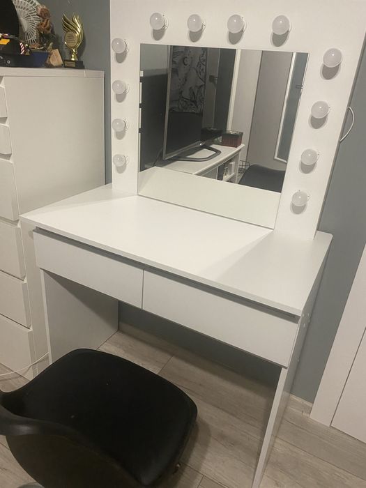 Toaletka z oświetleniem i krzeslo gratis