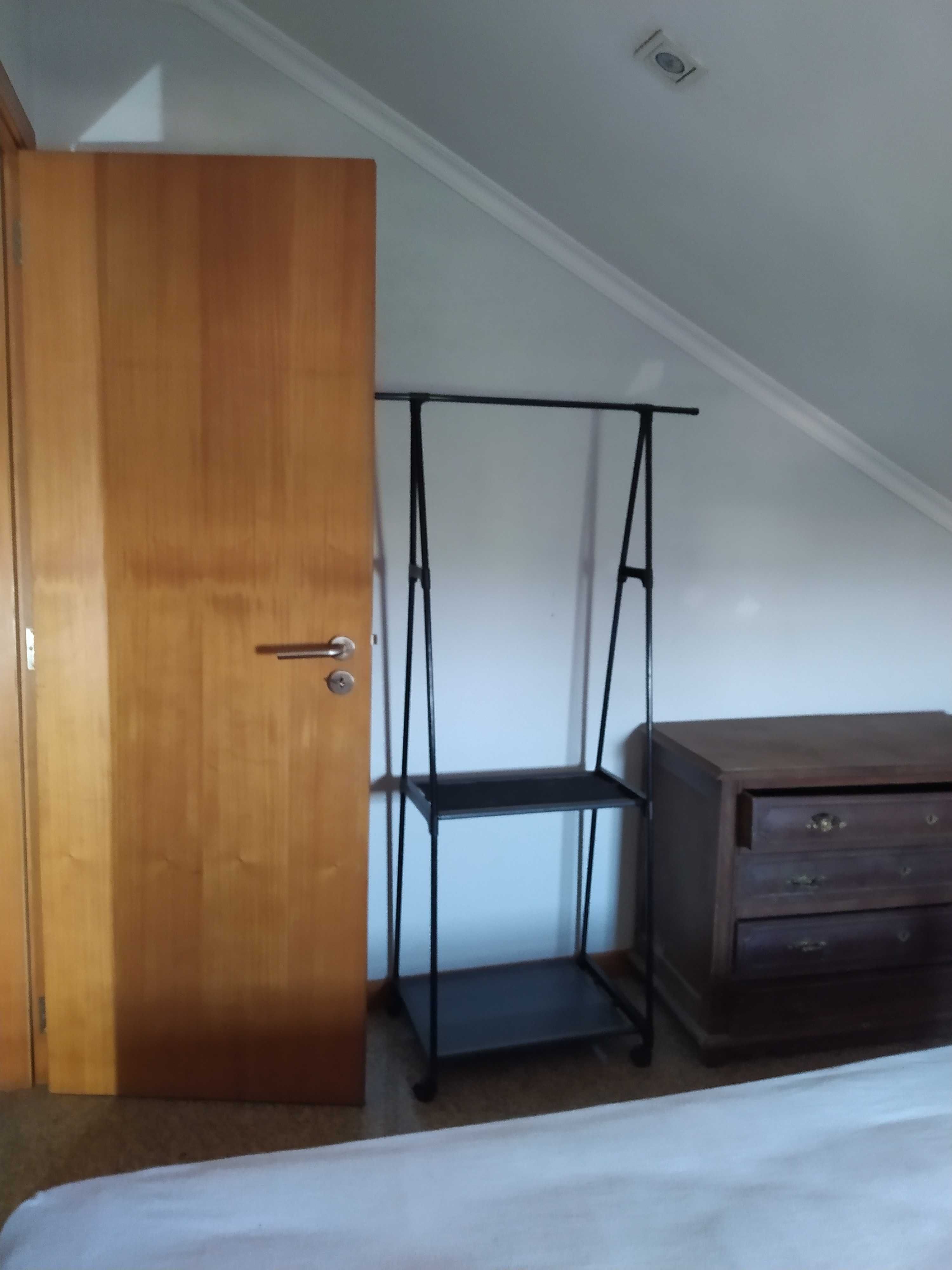 Arrendo quarto sito no sótão, confortável