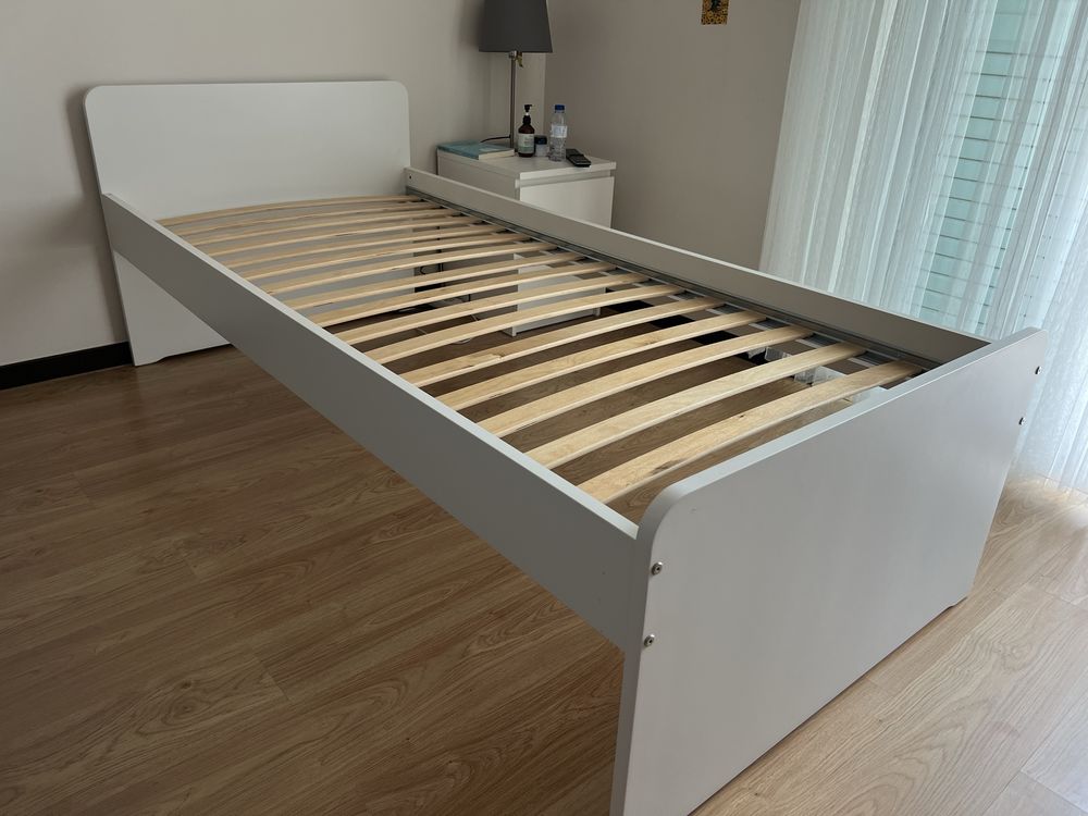 Cama solteiro branca com estrado incluído