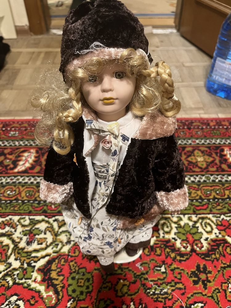 Лялька з керамічним обличчям