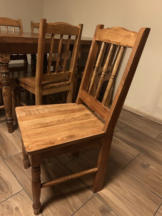 Stoliki drewniane i krzesla do restauracji