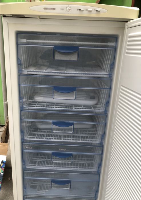 Морозильна камера Gorenia F6243W