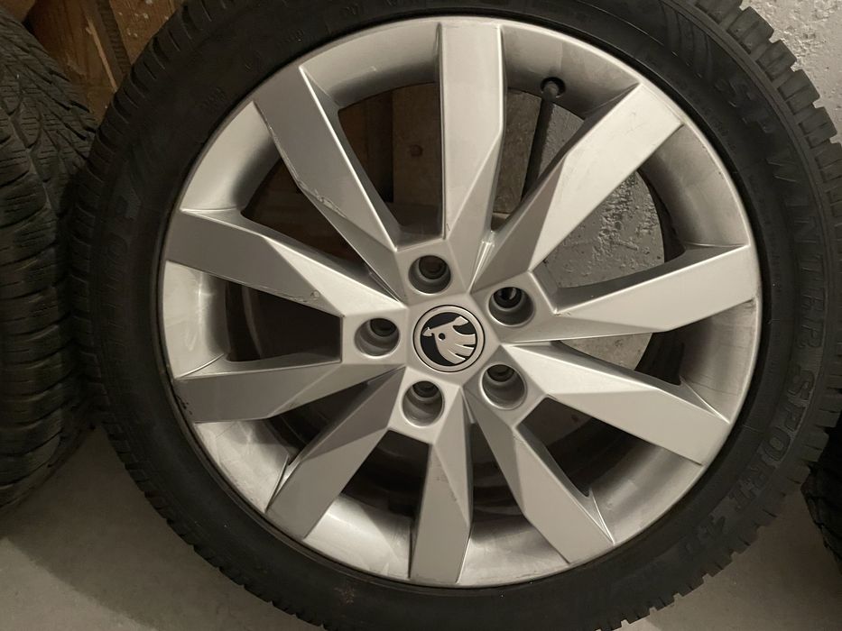 Zimowe opony DUNLOP 225/45 R17 - całe koła