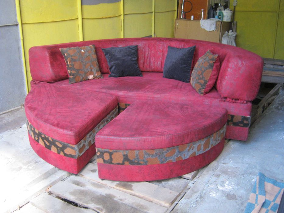 Круглый диван с приставными пуфами с отсеками для белья.