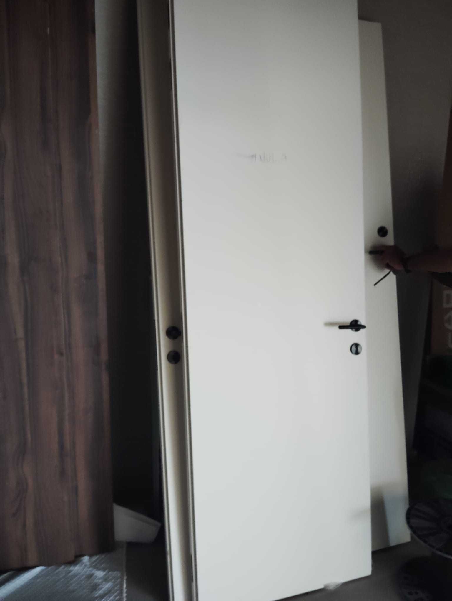 Portas lacadas cor branco com puxadores