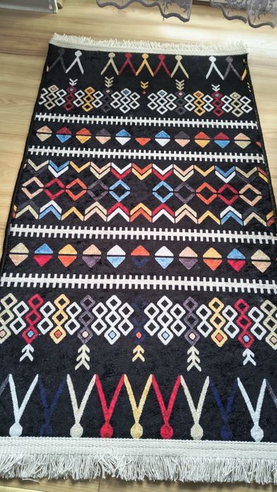 Dywanik chodnik 50x85cm czarny z kolorowym wzorem