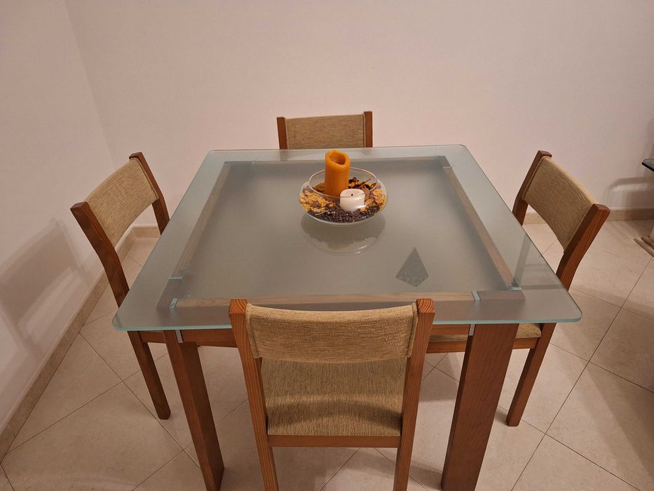 Mesa sala de jantar + 4 cadeiras