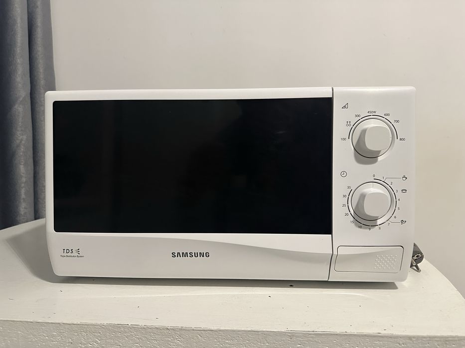 Мікрохвильовка Samsung ME81KRW-2