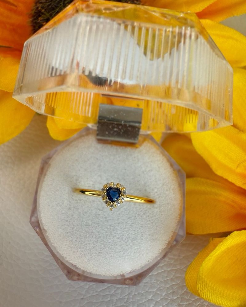 Anel mini coracao de pedra zircnia azul semi joia