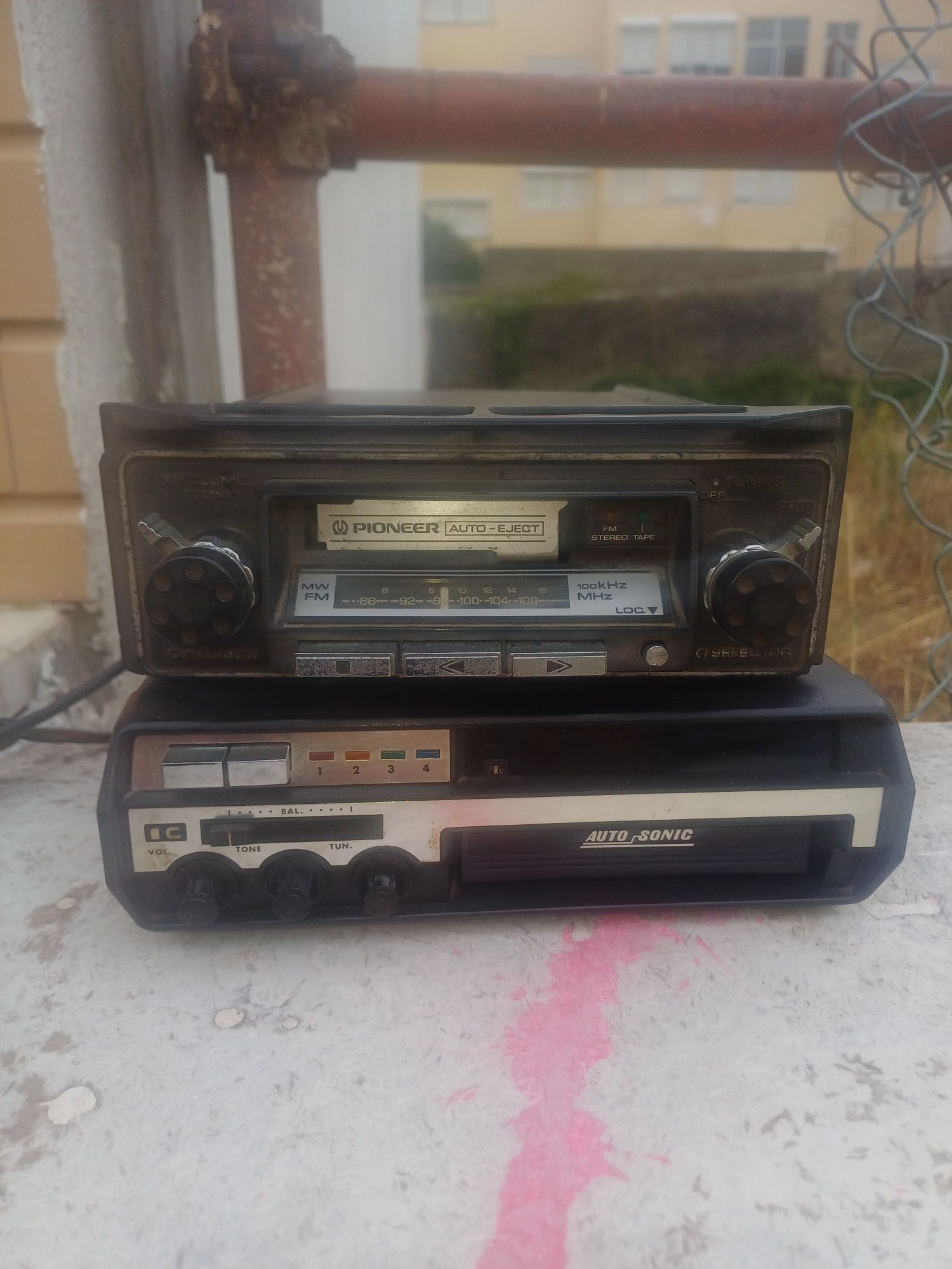 2 auto radios antigos