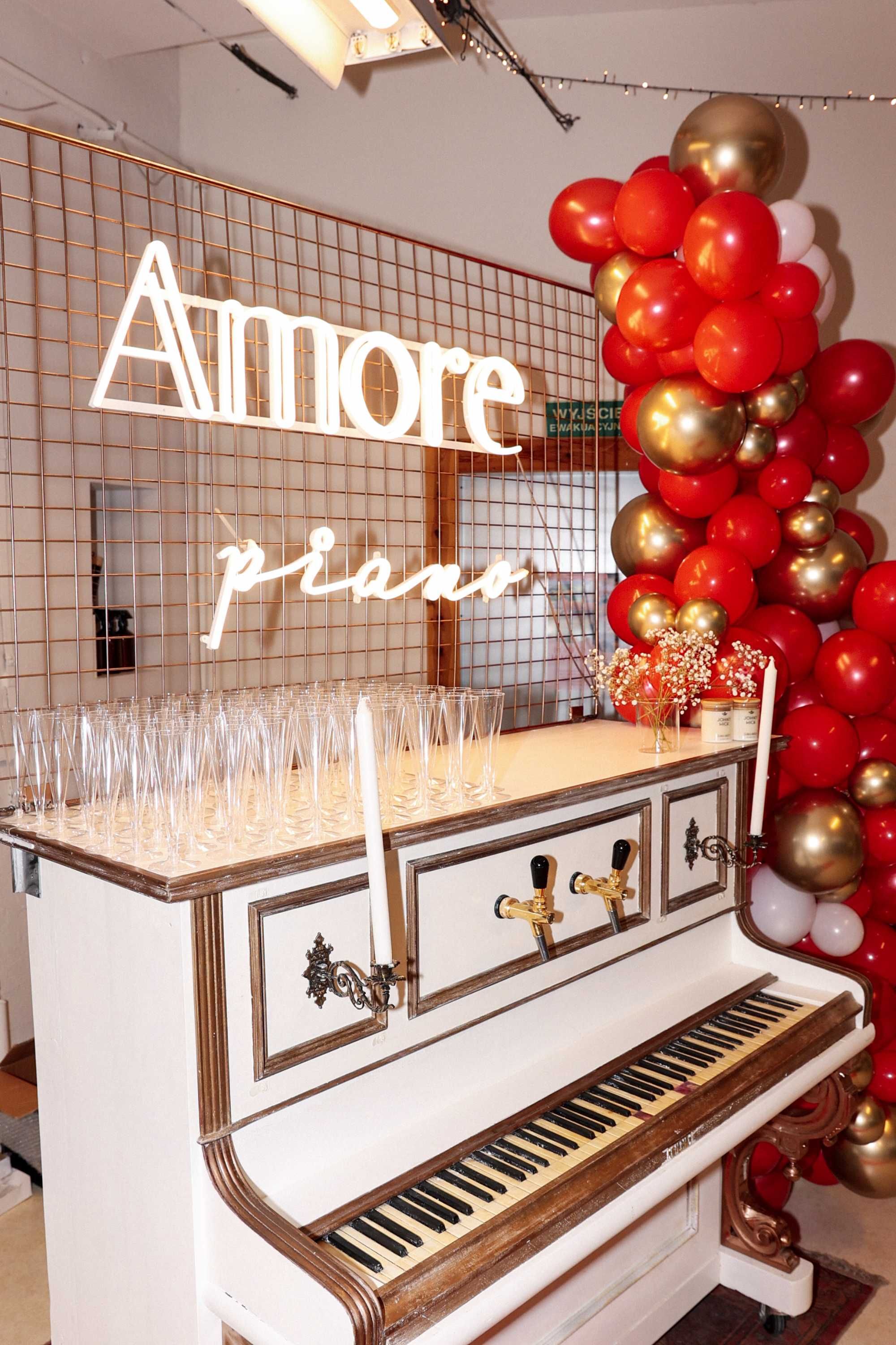 Bar na wesele AMORE PIANO- Pianino z którego leje się prosecco