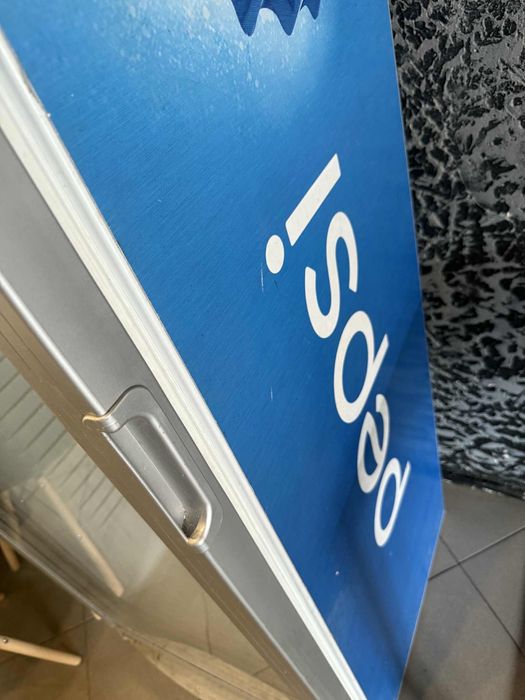 Witryna chłodnicza na napoje pepsi uszkodzona